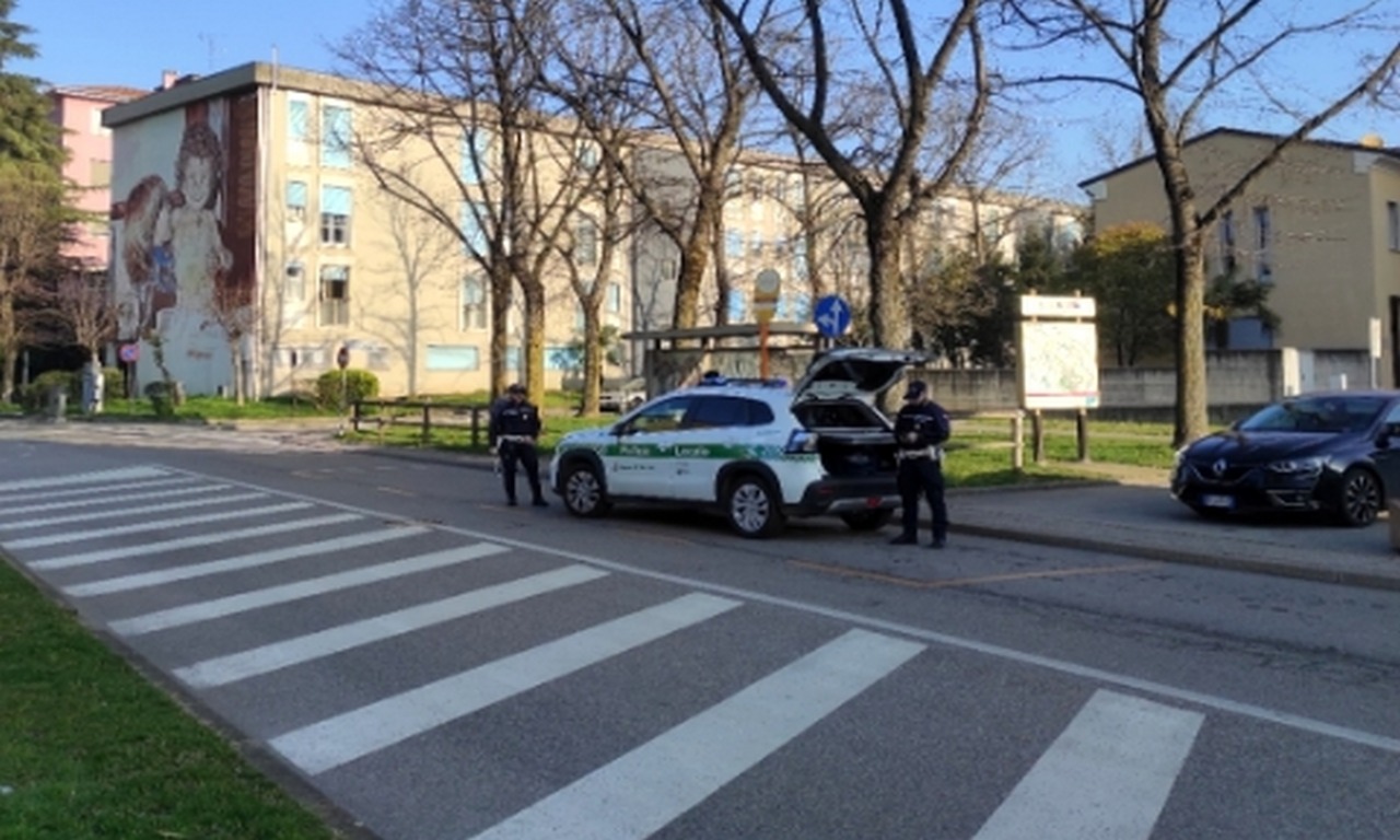 La polizia locale si imbatte in una bici sospetta: era stata rubata. Restituita al proprietario