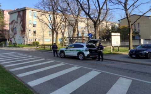 La polizia locale si imbatte in una bici sospetta: era stata rubata. Restituita al proprietario