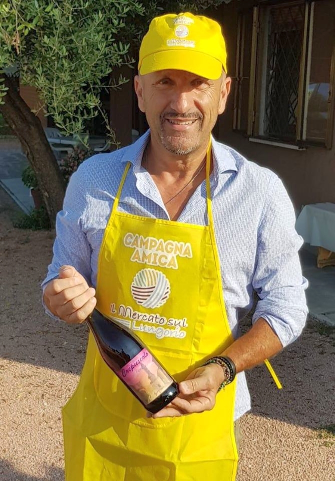 Il titolare Fabrizio Gorzoni con una bottiglia del lambrusco prodotto in azienda (foto www.campagnamica.it)