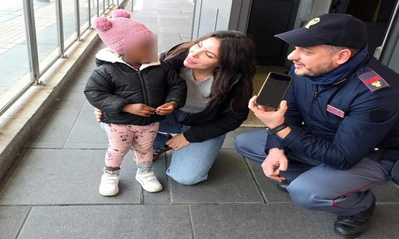 La mamma sale sul treno col passeggino ma l’altra bimba rimane fuori: soccorsa dalla Polfer