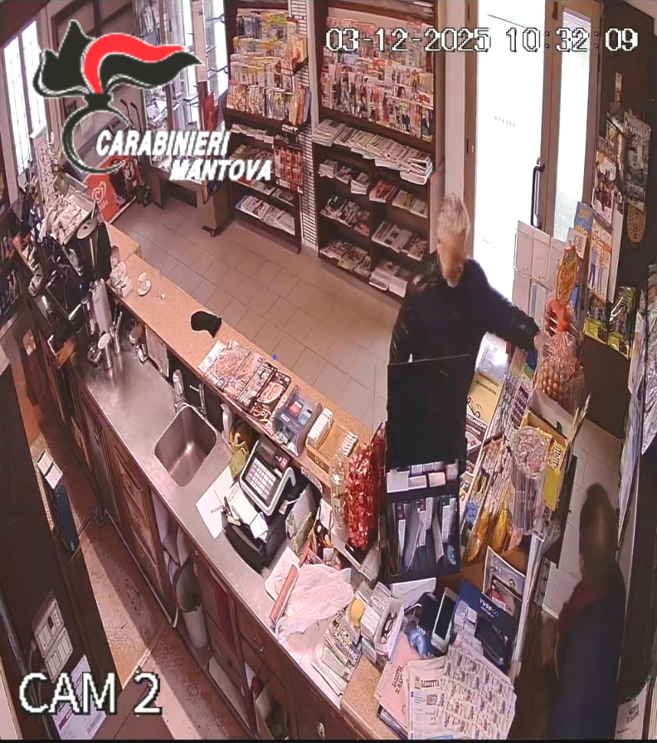 Il 53enne ripreso dalle telecamere della tabaccheria mentre si intasca qualche prodotto in vendita
