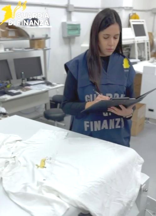 Un momento durante il sopralluogo della guardia di finanza