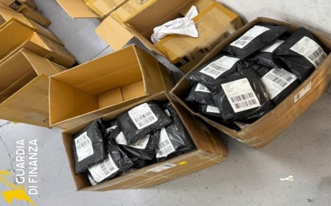 Abbigliamento taroccato: maxi sequestro nella stamperia nell’Alto Mantovano