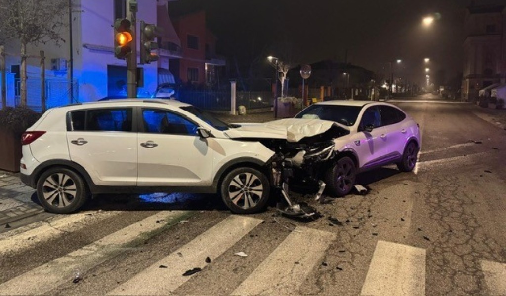 Colto da un colpo di sonno finisce con l’auto contro una vettura in sosta