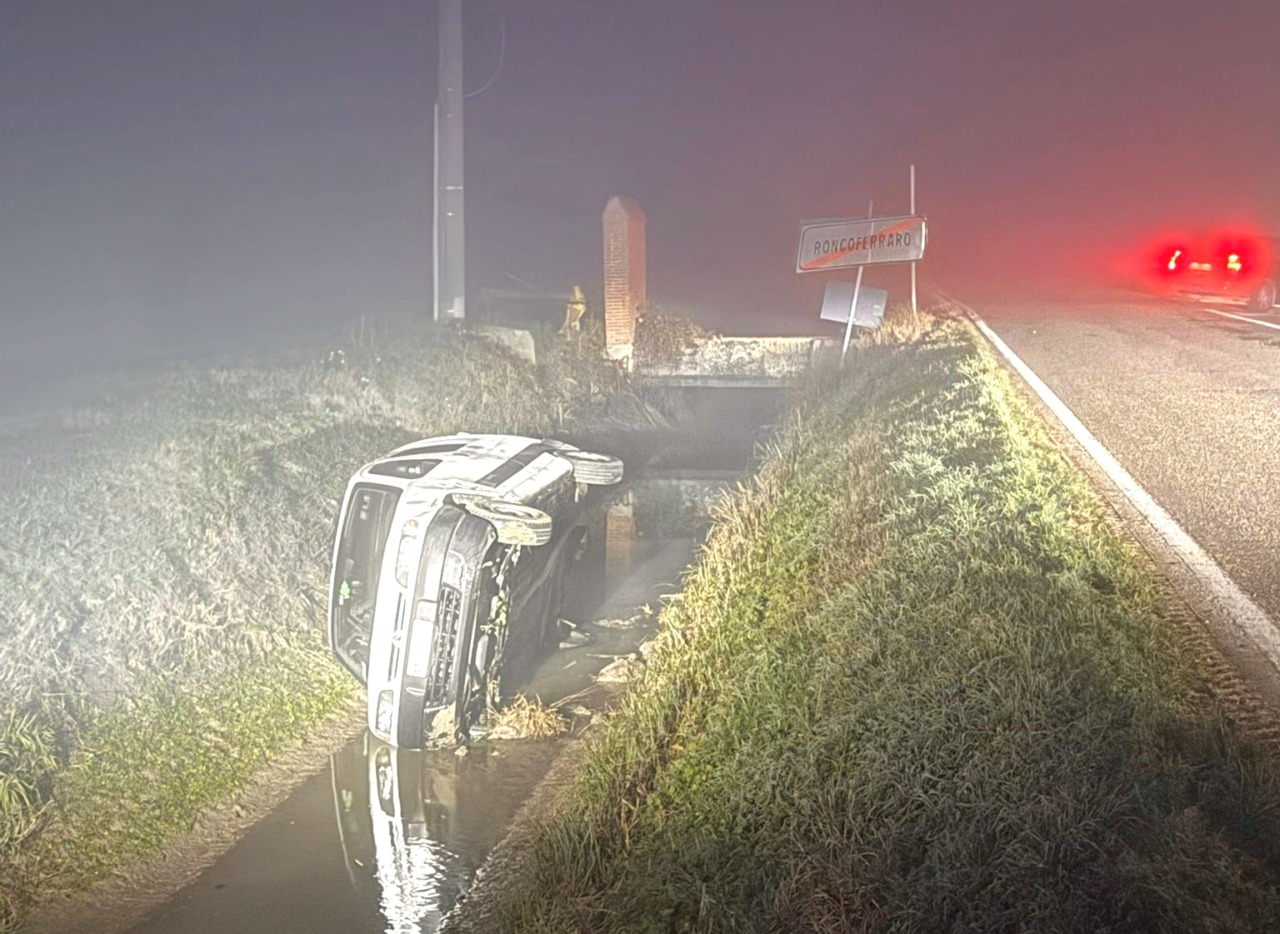 Schianto tra le due auto lungo la provinciale: una vola semi capottata nel fosso