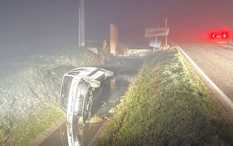 Schianto tra le due auto lungo la provinciale: una vola semi capottata nel fosso