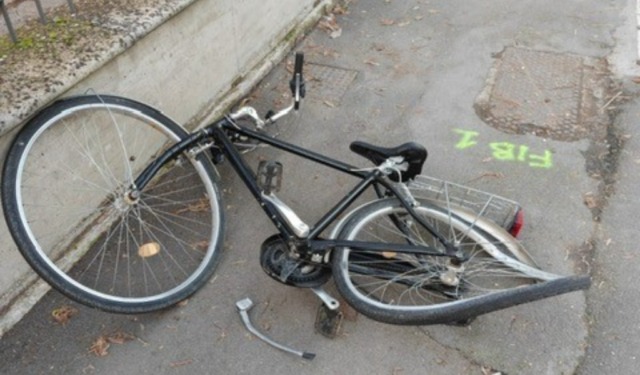 Ciclista 76enne non dà la precedenza e viene investito da un’auto: in ospedale in elisoccorso