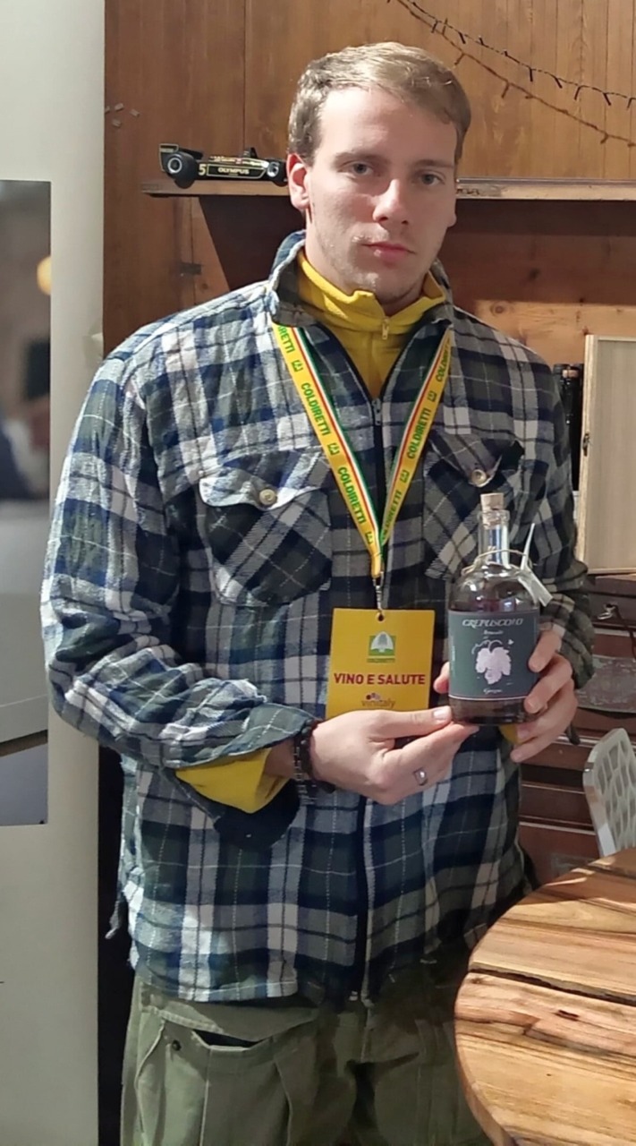 Il giovane enologo villimpentese Matteo Gorzoni