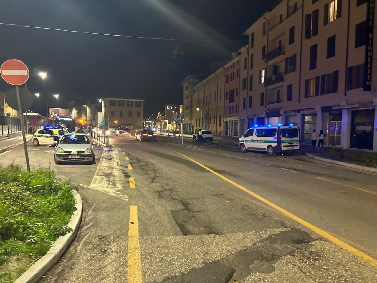 Controlli della polizia locale davanti alla stazione ferroviaria di Mantova