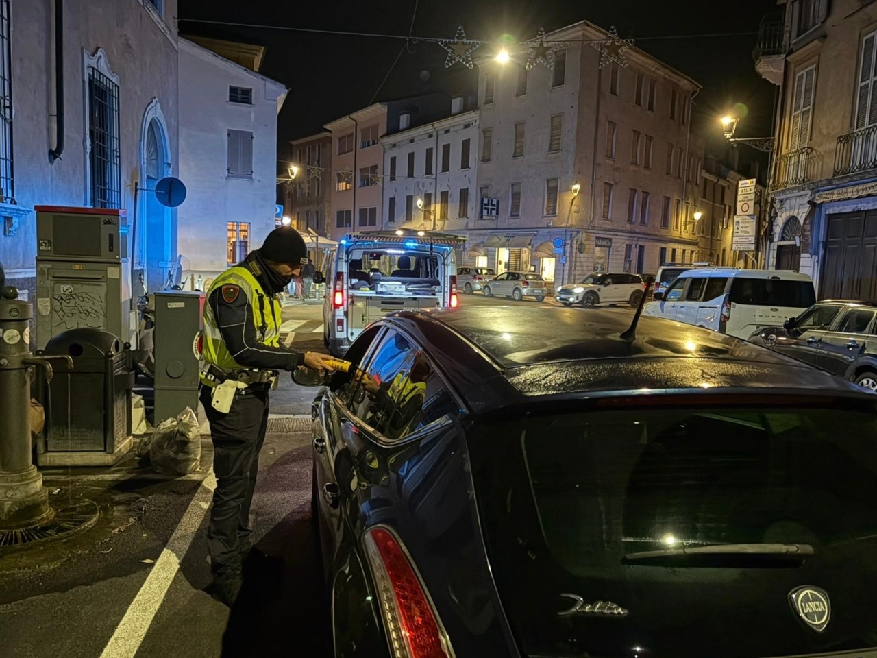 Uno degli agenti impegnati nel corso dei controlli