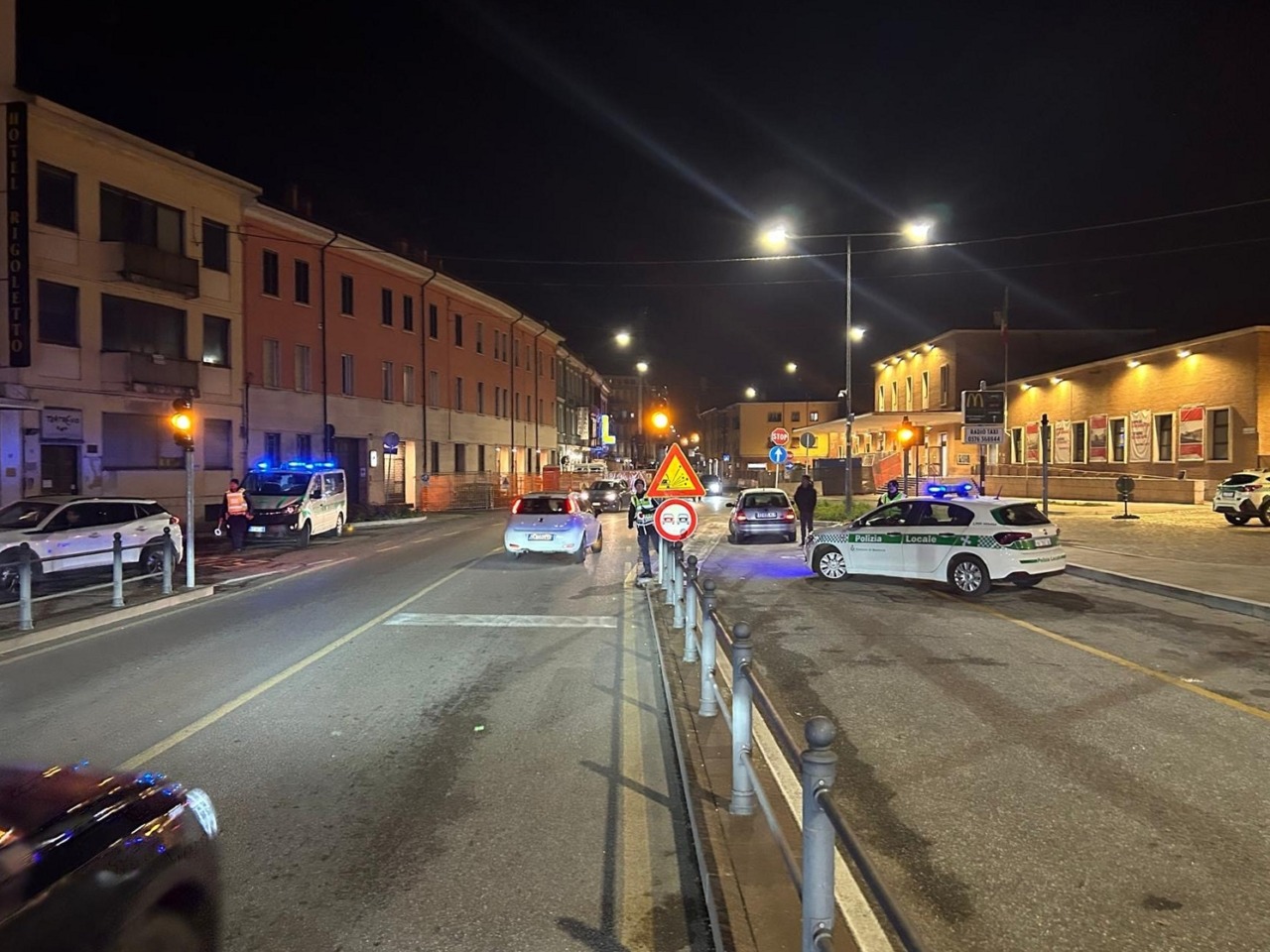 Controlli della polizia locale nel weekend: saltano otto patenti, due lavoratori irregolari