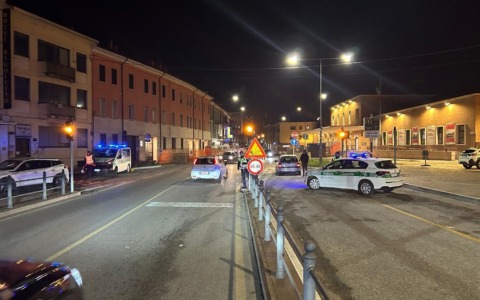 Controlli della polizia locale nel weekend: saltano otto patenti, due lavoratori irregolari