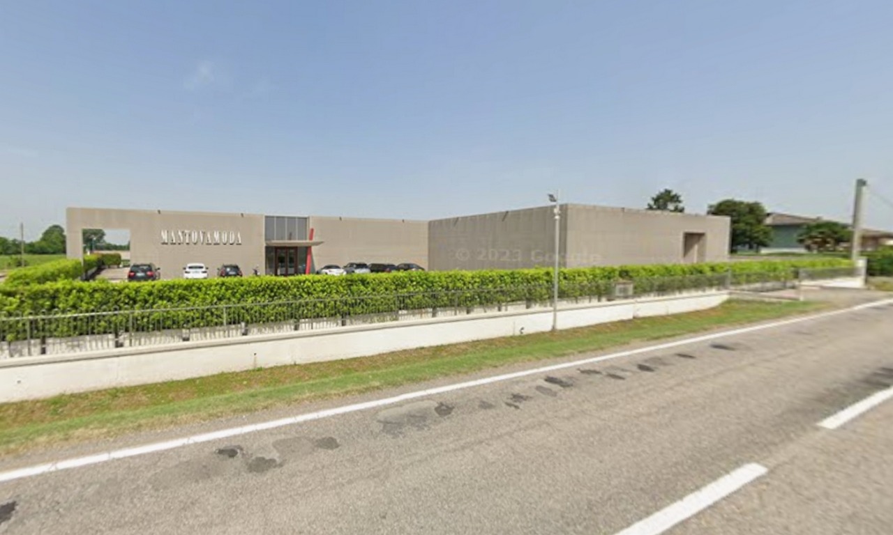 Mezzi di traverso lungo la strada e chiodi a terra: assalto al negozio di abbigliamento