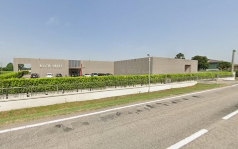 Mezzi di traverso lungo la strada e chiodi a terra: assalto al negozio di abbigliamento