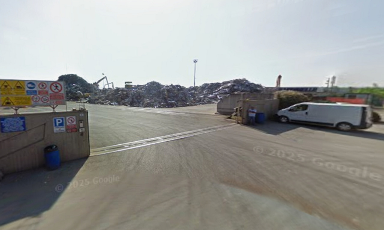 Una colonna di fumo e fiamme: scoppia l’incendio alla Bandinelli Rottami