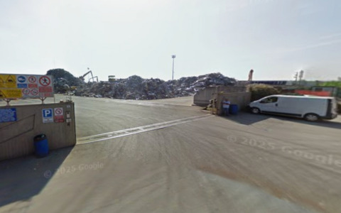 Una colonna di fumo e fiamme: scoppia l’incendio alla Bandinelli Rottami