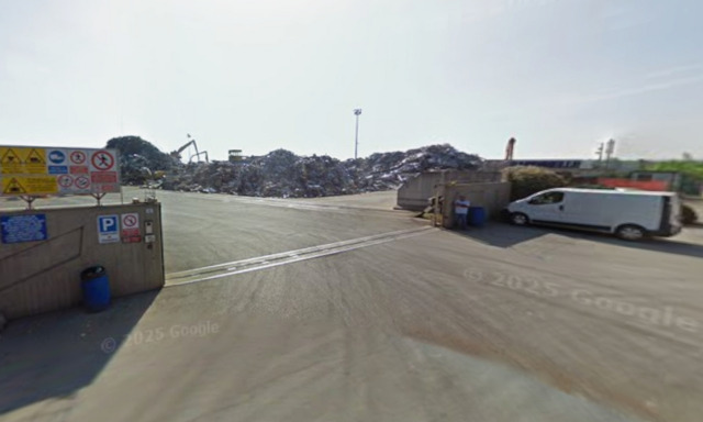 Una colonna di fumo e fiamme: scoppia l’incendio alla Bandinelli Rottami