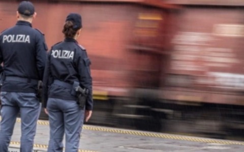 Viaggia su un treno regionale con oltre mezzo chilo tra hashish e marijuana