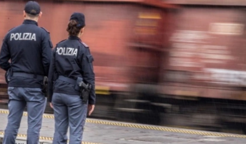 Viaggia su un treno regionale con oltre mezzo chilo tra hashish e marijuana