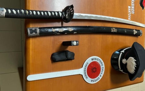 Trovato in possesso di un taser e una katana: 20enne di Suzzara nei guai