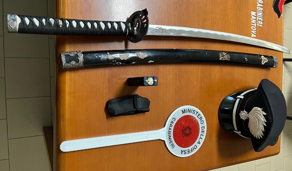 Trovato in possesso di un taser e una katana: 20enne di Suzzara nei guai