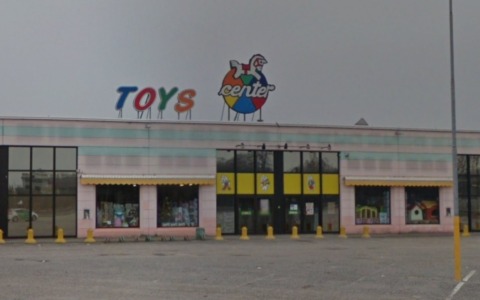 Bozzolo, rapina a mano armata al “Toys Center”: cassiera minacciata con una pistola