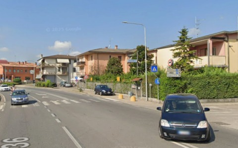 Investito lungo la strada: grave pensionato di 72 anni