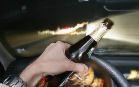 Beve con gli amici e si mette alla guida, 46enne finisce con l’auto nel fosso a Gazzuolo