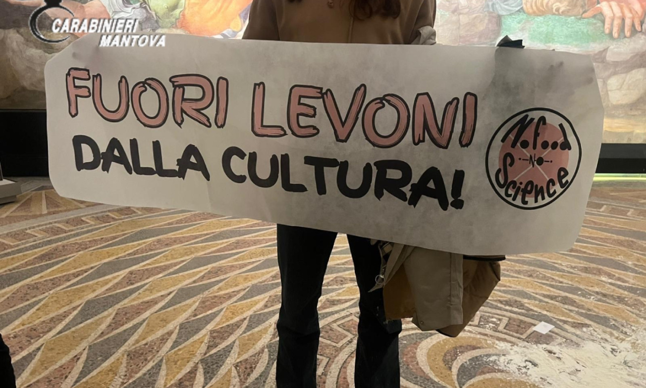 Blitz ambientalista a Palazzo Te, gli attivisti cospargono di farina la Sala dei Giganti