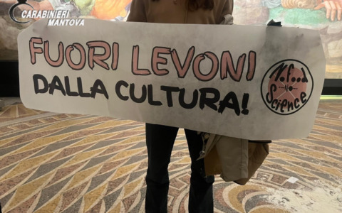 Blitz ambientalista a Palazzo Te, gli attivisti cospargono di farina la Sala dei Giganti