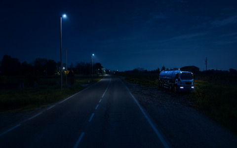 Cade dalla cisterna del suo camion a Moglia, 38enne portato via in ambulanza