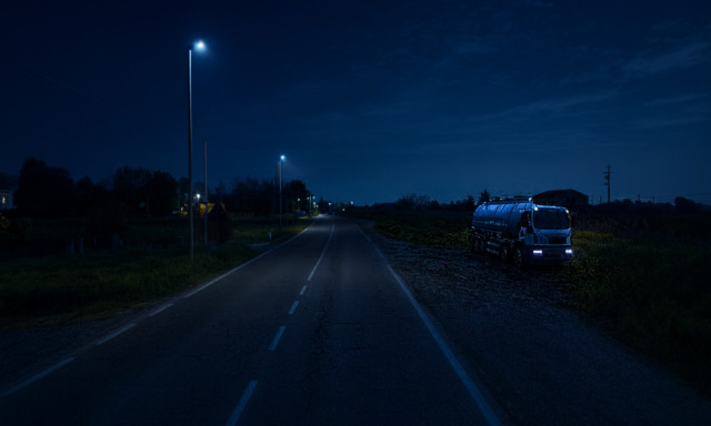 Cade dalla cisterna del suo camion a Moglia, 38enne portato via in ambulanza