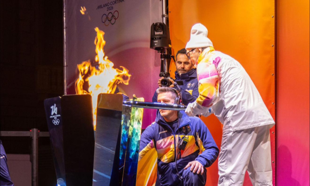 Folla a Mantova per la Fiamma Olimpica, Boninsegna accende il braciere in piazza Sordello