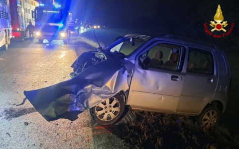 Lo schianto frontale e le due auto che finiscono fuori strada: due feriti a Viadana