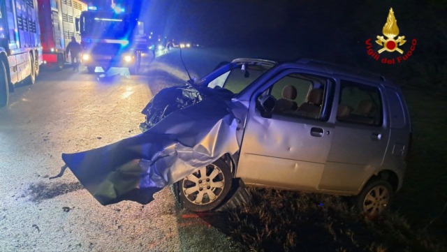 Lo schianto frontale e le due auto che finiscono fuori strada: due feriti a Viadana