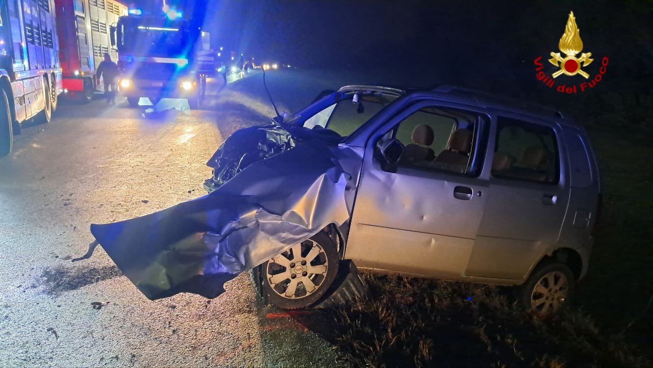 Lo schianto frontale e le due auto che finiscono fuori strada: due feriti a Viadana