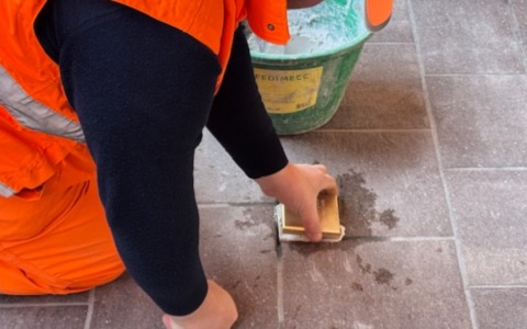 San Giorgio Bigarello rinnova il dovere della memoria: posate tre nuove Pietre d’Inciampo