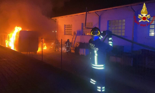 Incendio a Suzzara, furgone in fiamme davanti a un’officina
