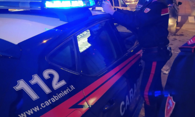 Ha la patente revocata e sfrutta la somiglianza con il fratello: gira col suo documento ma viene beccato