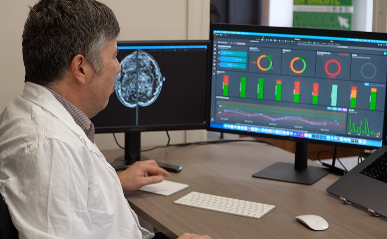 Il medico Matteo Passamonti mentre legge i risultati di una mammografia