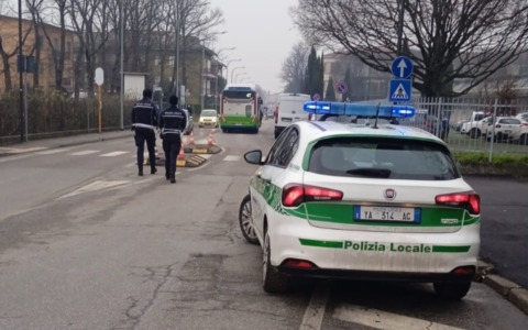 Danneggia un’isola spartitraffico e si dà alla fuga, ma perde la targa sul luogo dell’incidente: era ubriaca