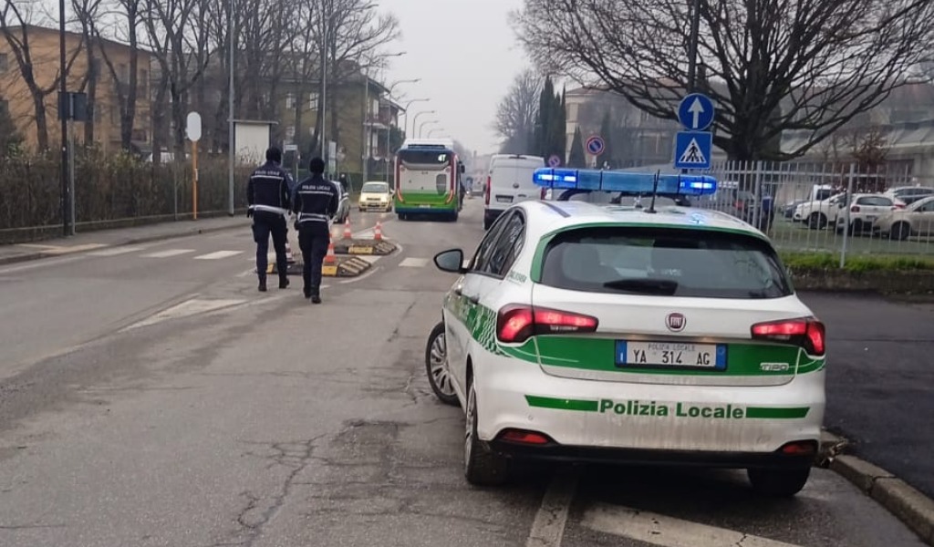 Danneggia un’isola spartitraffico e si dà alla fuga, ma perde la targa sul luogo dell’incidente: era ubriaca