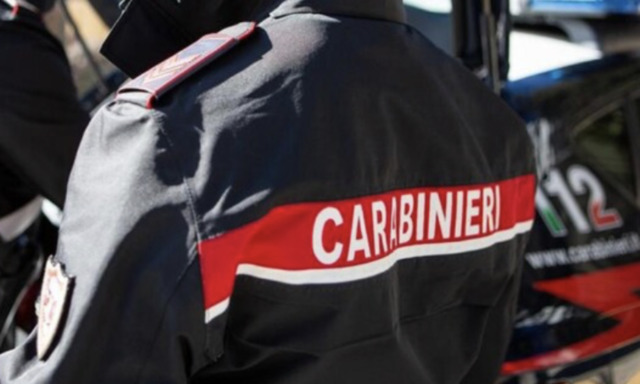 Schiamazzi in casa a Castiglione: arrivano i Carabinieri, ma lei li attacca con insulti e morsi