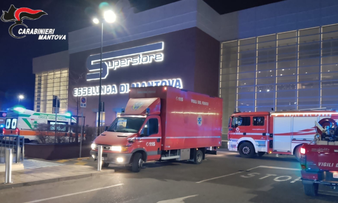 Spruzzano spray urticante al bar dell’Esselunga di Mantova: intossicata anche una 28enne incinta