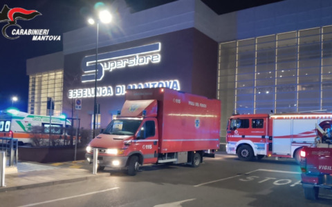 Spruzzano spray urticante al bar dell’Esselunga di Mantova: intossicata anche una 28enne incinta