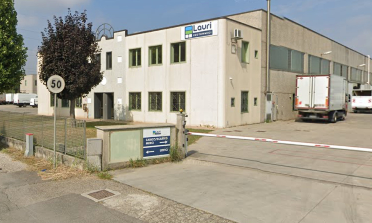 Colpito da un blocco di panni in un’azienda di Mantova, 24enne in ospedale