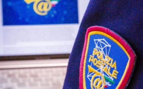 Centinaia di file pedopornografici nello smartphone, scatta l’arresto per un 55enne