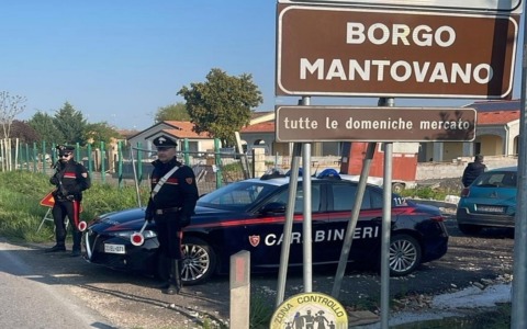 Ragazzino di 15 anni picchiato dai coetanei per rubargli l’astuccio: scattano sei denunce