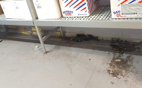 Carenze igieniche e altre violazioni: il market autosospende l’attività dopo i controlli del Nas