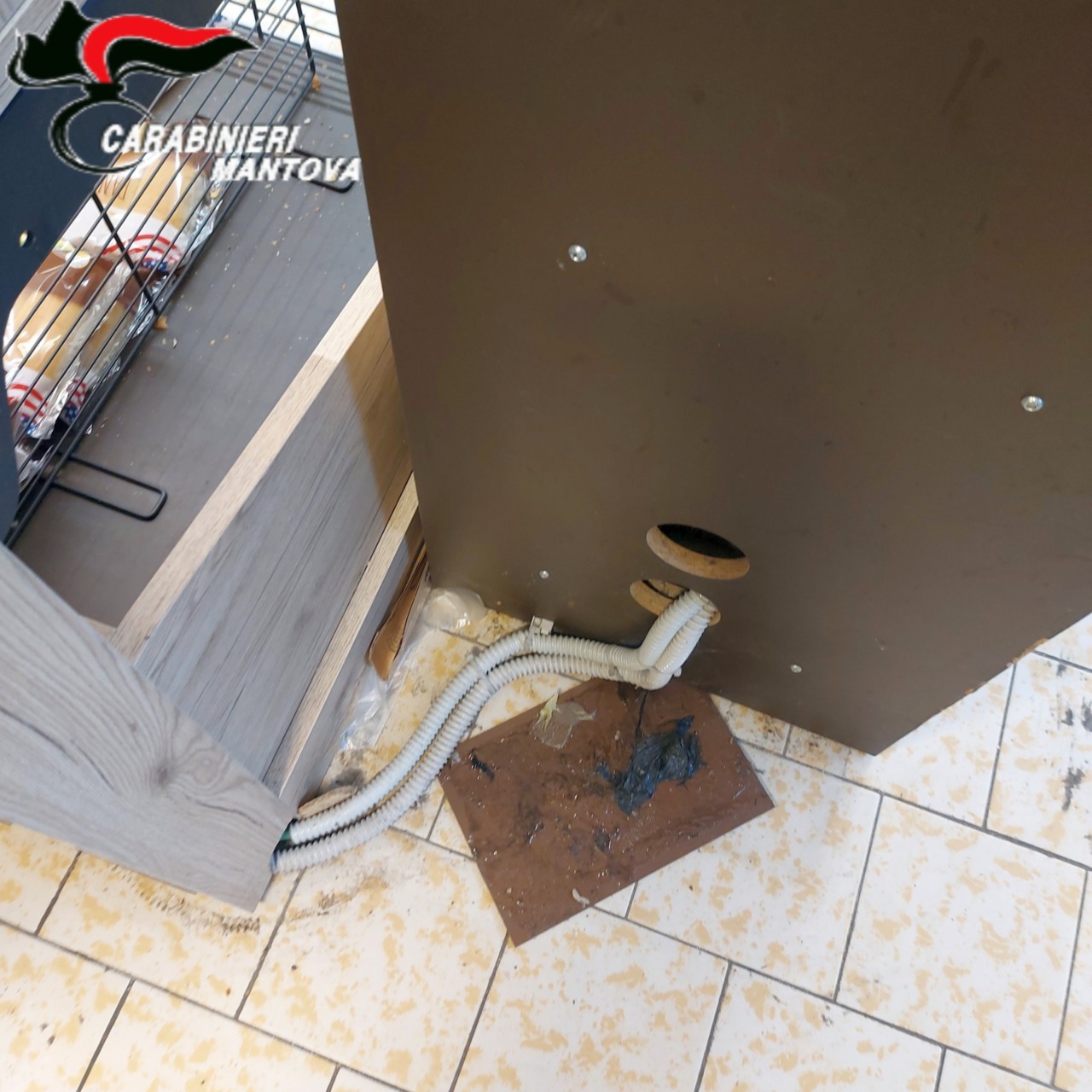 Alcune delle carenze rinvenute dai carabinieri del Nas nel punto vendita